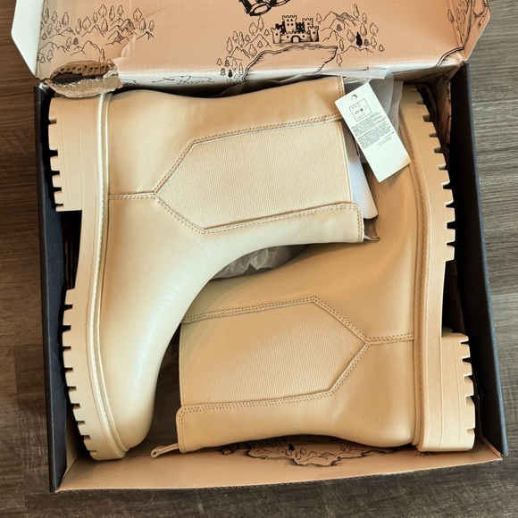 Banana Republic Chelsea Lugg Boot - Picture 1 of 8